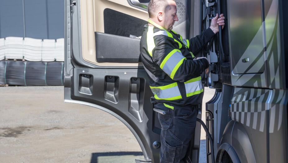 HEIS: Med en avtakbar bøyle bak seg heies Ronny Andersen opp til gulvnivå i hytta.