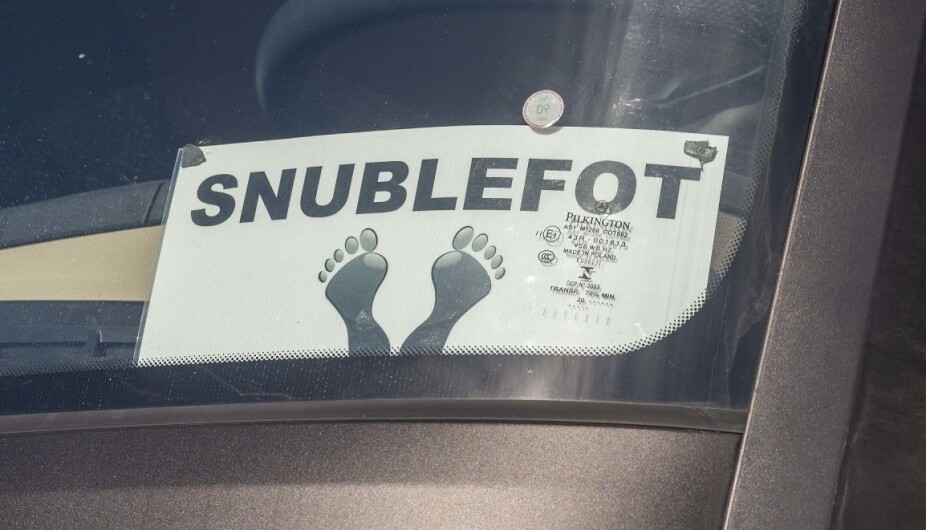 SELVIRONI: Du mangler ikke selvironi når du har dette skiltet i frontruta.