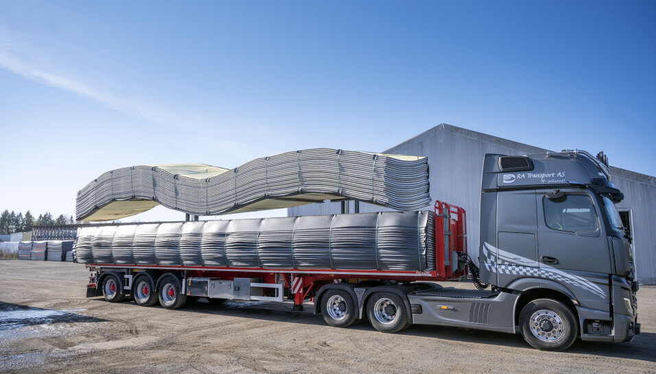 FLERE: Når de lengste mattene skal lastes, er det tre trucker som løfter samtidig