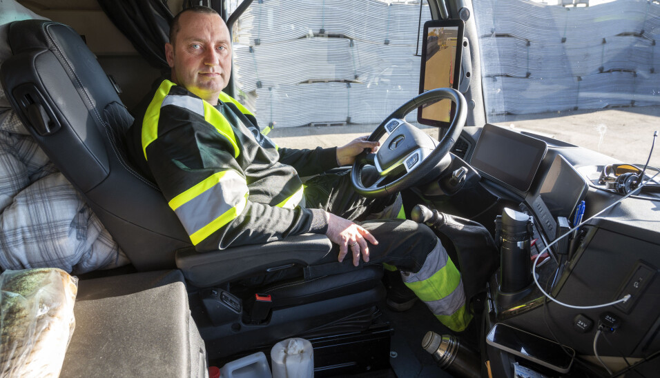 GASS-BREMS: Selv om Ronny Andersen bruker gass og brems på et håndtak er pedalene intakte som i alle andre biler.