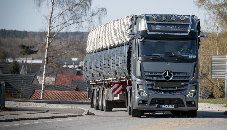 FØRSTE: Ronny Andersen var førstemann som fikk en Mercedes-Benz lastebil i denne gråfargen. Så kom Bertel O. Steen etter og plagierte på en demobil.