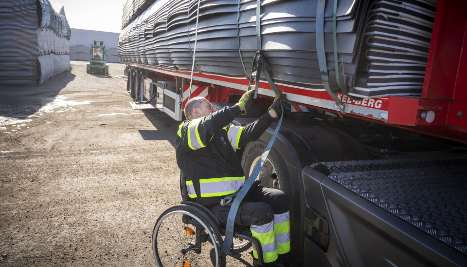 SIKRER: Med stropper hvor du strammer nedover er det enklere å sikre lasset for Ronny Andersen.