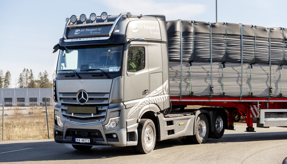 FØRSTE: Ronny Andersen var førstemann som fikk en Mercedes-Benz lastebil i denne gråfargen. Så kom Bertel O. Steen etter og «plagierte» på en demobil.