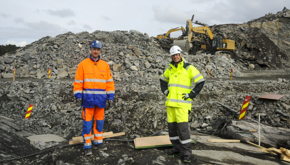 Konsernsjef i Skanska Ståle Rød (t.v.) og utbyggingsdirektør Sverre Overå i Nothern Ligths på anleggsplassen for CO2 mottaksanlegget i Øygarden.