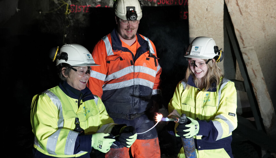 Ordfører Eva Vinje Aurdal, bas Bjørn Presthus i Skanska og elevrådsleder Frida Otterlei ved Haramsøy skole ved luntetenningen.