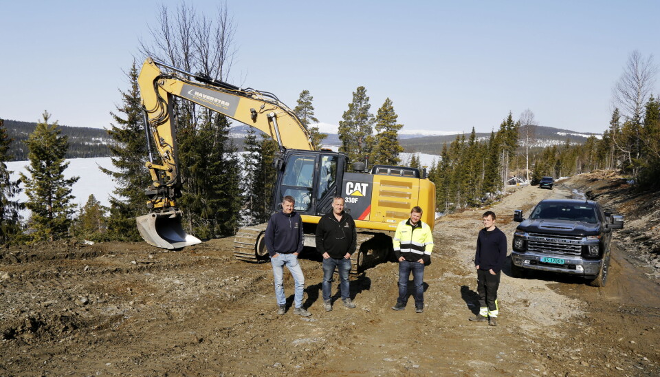 HYTTETOMTER: Dette er typisk oppdrag for Haverstad Entreprenør, å opparbeide hyttetomter på Gålå. Fra venstre er maskinfører Hans Kristian Klupen, daglig leder Rune Haverstad, Pon-selger Tore Wistad og Pon-mekaniker Eilev Steinsgard. Foto: Klaus Eriksen