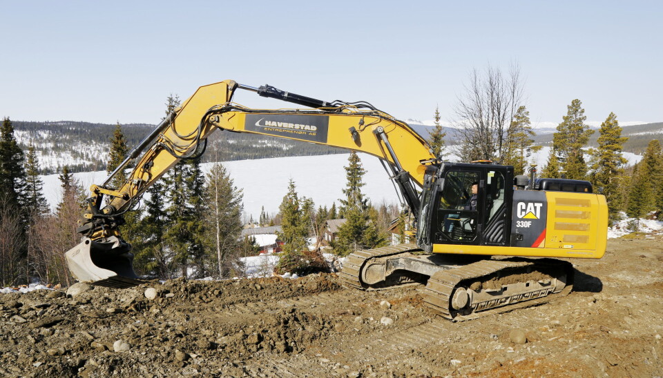 GÅLÅVATNET: Haverstad Entreprenør har kun Cat gravemaskiner i drift. Her en 330F med nydelig utsikt til Gålåvatnet som ligger 777 m.o.h. Foto: Klaus Eriksen