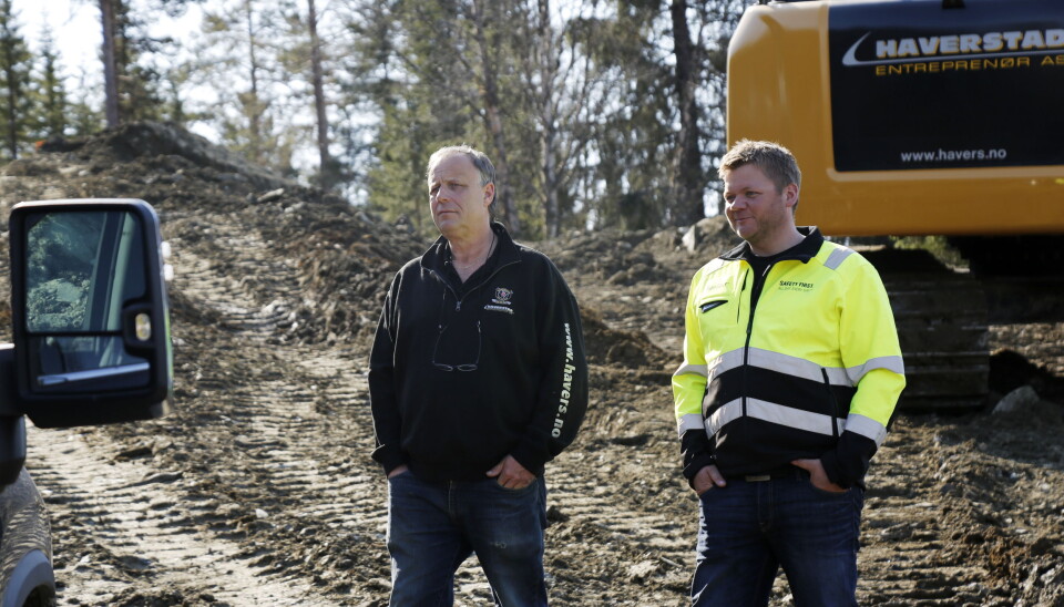 LANGT SAMARBEID: Pon-selger Tore Wistad (t.h.) var tidligere Pon-mekaniker og skrudde på maskinene til Rune Haverstad. Nå selger Wistad Cat-maskiner til Haverstad. Foto: Klaus Eriksen