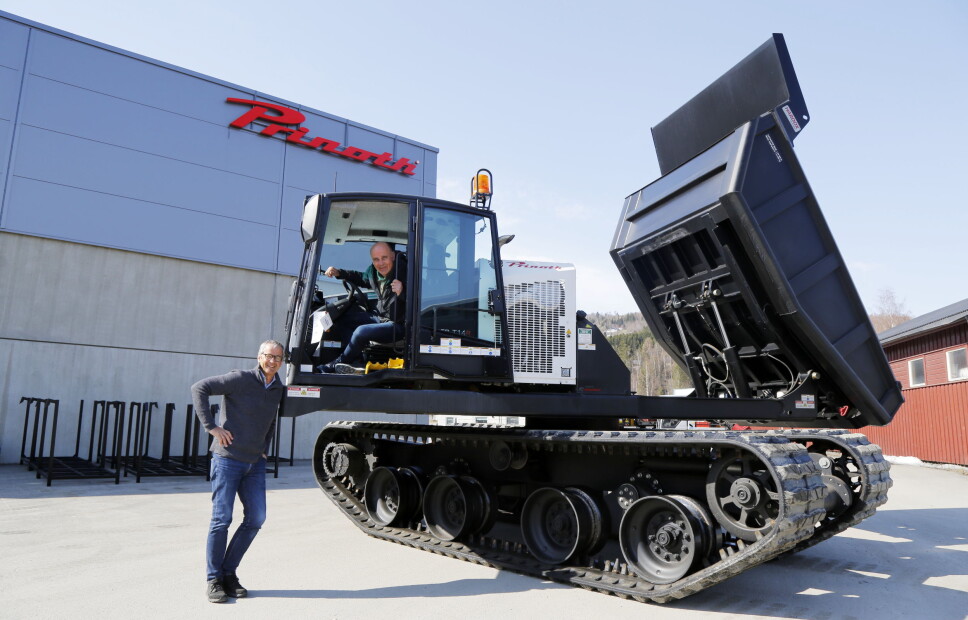 NYKOMMER: Helge Borud og Thorstein Ouren i hytta gleder seg til at en ny modell av dumperen T14R kommer til sommeren. Foto: Klaus Eriksen