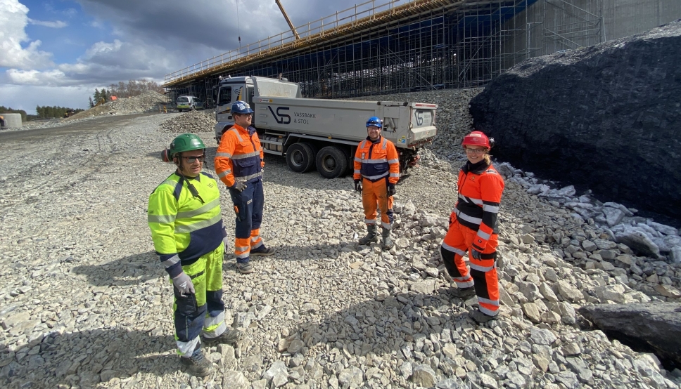 Skanska og Statens vegvesen klarte å skille ut alunskifer fra friskt berg i E16-traseen. Det sparte Gustav Wannberg og de andre lastebilsjåførene i veiprosjektet for 3300 turer fra Jevnaker til Drammen. Geolog Andreas Harstad og prosjektleder Ole Petter Jensen i Skanska har sammen med byggeleder Gine Løvstad Hegseth i Statens vegvesen har fulgt arbeidet tett.