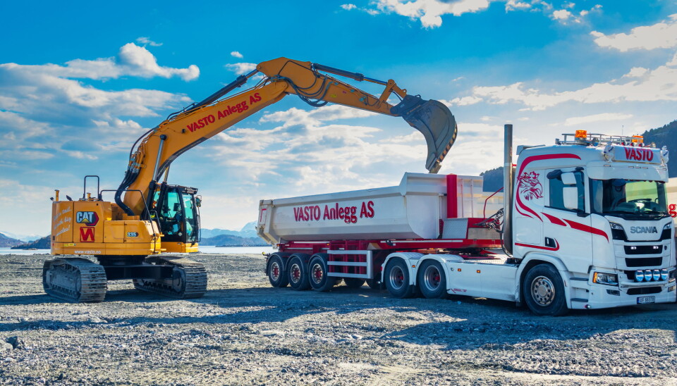 KORTHEKK: Cat 335NG-maskinen veier nesten 40 tonn og er den største korthekkmaskinen til Cat.