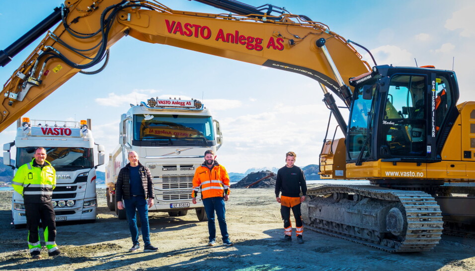 LEVERT: Pon-servicemekaniker Svein Ove Starheimsæter (f.v.) og Pon-selger Leif Helge Walgermo overleverte maskinen til daglig leder Joakim Valde og maskinfører Markus Bugge i Vasto Anlegg i april.