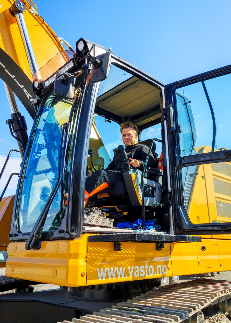 HELLIG: Fører Markus Bugge tar godt vare på maskinen sin. Den forrige, en Cat 316, skal ha sett ubrukt ut etter 4000 timer.