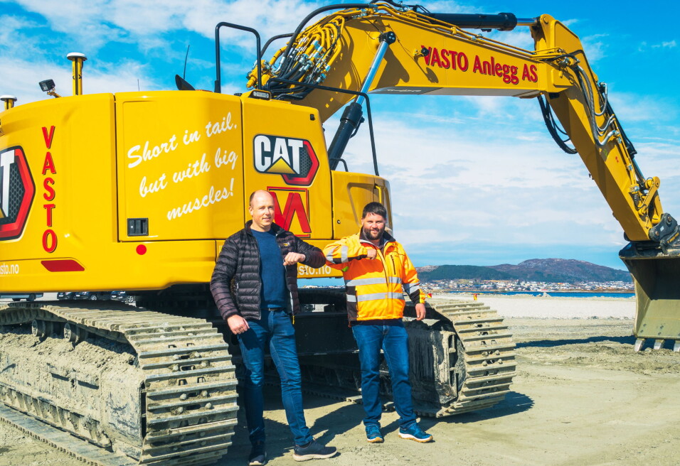 ARVET OVERLEVERINGEN: Pon-selger Leif Helge Walgermo overleverte maskinen til Joakim Valde, men det var den nå pensjonerte Pon-selgeren Karstein Yttervik som solgte den.