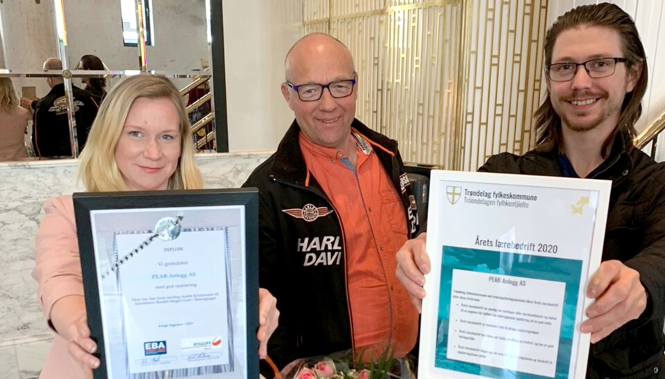 Peab Anlegg er Årets lærebedrift 2020 i Trøndelag. Personalkoordinator Cathrin Darell Rian, fagarbeider og fadder Egil Fredriksen og lærling Espen Svendsen tok stolte imot utmerkelsen fredag 30. april.