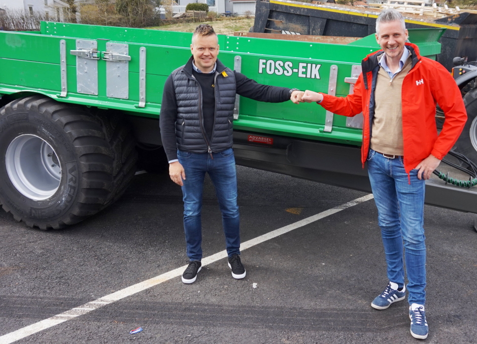 100%: Tor Kjetilson Moe (høyre) og Construction Equipment Group har kjøpt opp 100% av Foss-Eik. Einar Bilstad (venstre) blir med videre som daglig leder i selskapet. Foto: CEG