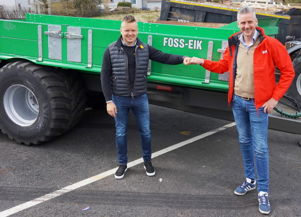 100%: Tor Kjetilson Moe (høyre) og Construction Equipment Group har kjøpt opp 100% av Foss-Eik. Einar Bilstad (venstre) blir med videre som daglig leder i selskapet. Foto: CEG