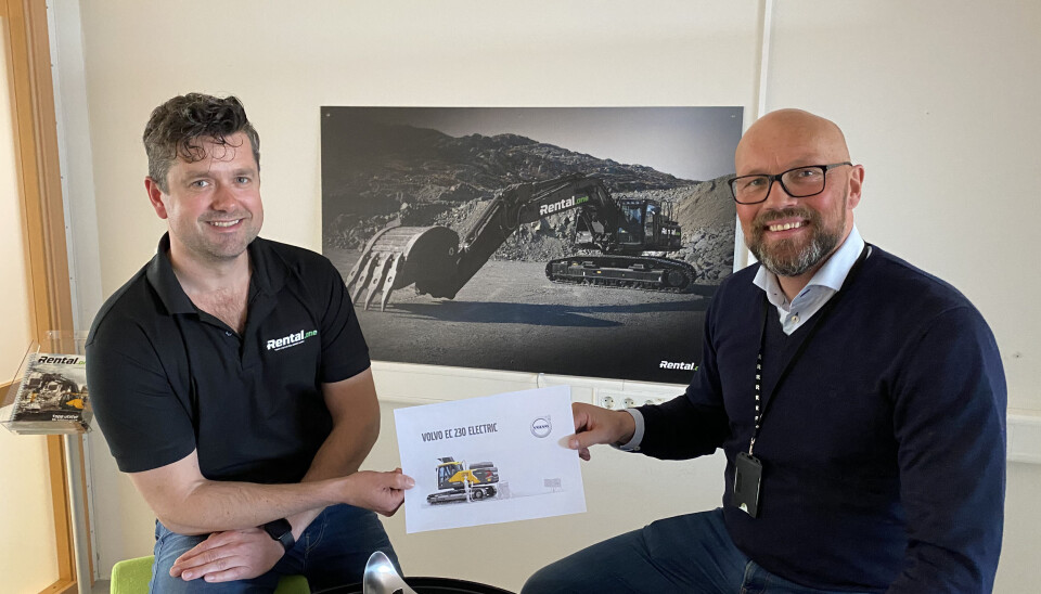 Daglig leder Svein Bø (t.h.) og innkjøpssjef Kjetil Friestad hos Rental.one har bestilt elektrisk Volvo-graver.
