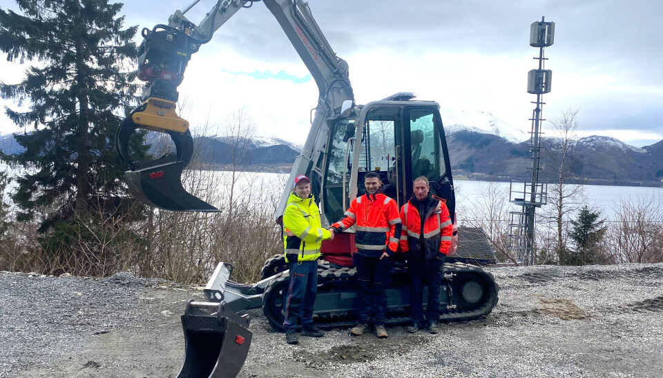Bilde fra overleveringen av Takeuchi-maskinen fra Haugen Maskinservice til Nomeland Maskin.