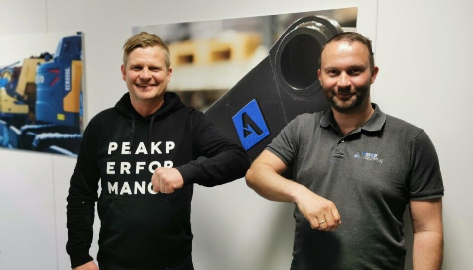 «Håndtrykk» på covid-19-vis. Fra venstre: Kjell Arvid Løyning (Volvo Maskin) og Svein Arne Uppstad (Agder Rental).