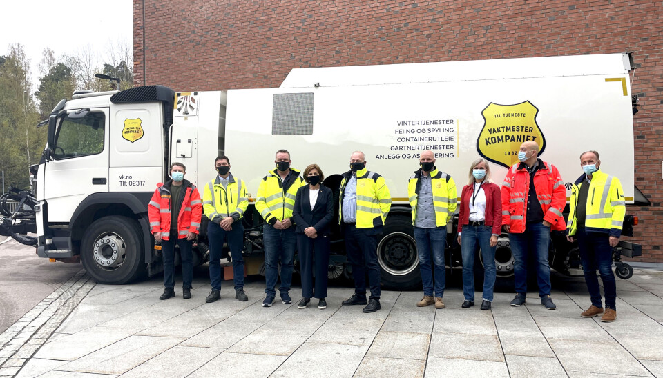 Feiebilen skal bidra til et rent riksveinett og bedre luftkvalitet i Oslo-området. Det er én av mange driftsoppgaver Vaktmesterkompaniet (VK) skal utføre for Statens vegvesen (SVV) de neste fem årene. Fra venstre: Kontrolling. Petter Looy Nielsen (SVV), prosj.leder Vidar Brekke (VK), prosj.leder Morten Strengelsrud (VK) , vegdir. Ingrid Dahl Hovland (SVV), adm.dir. Hans Jørgen Sundby (VK), avd.sjef Hans Petter Skjellum (VK), prosj.leder Hilde Roa Hagen (SVV), byggeleder Johan Hall (SVV) og prosj.leder Erik Helland (VK).