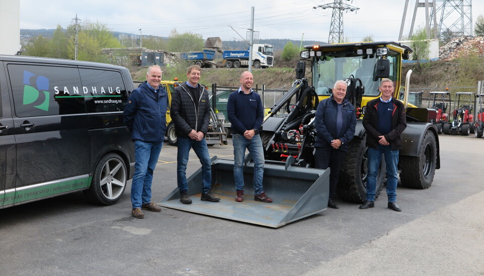 SAMARBEID: Med Lundberg-lasteren som bakgrunn ble samarbeidet mellom Akershus Traktor og Sandhaug AS presentert. Fra høyre Rune Sandhaug (daglig leder i Sandhaug AS), Ole Hveem (daglig leder i Akershus Traktor AS), Hans Ola Sandhaug (teknisk leder i Sandhaug AS), Tor Amb (selger Sandhaug AS) og Per Ivar Hveem (salgssjef Akershus Traktor).
