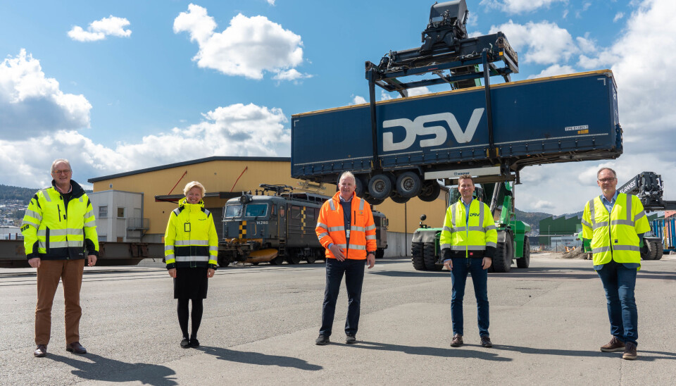 UNIKT MILJØ-SAMARBEID: Disse fem aktørene har nå inngått et samarbeid og et felles løft på Drammen havn som gir en skikkelig miljøgevinst som resultat. Fra venstre: Havnedirektør ved Drammen havn; Einar Olsen, administrerende direktør i Norgips; Hilde Kristin Herud, branch manager hos Greencarrier; Terje Alm, administrerende direktør i DSV Road AS i Norge; Rune Berg Stiansen og salgs- og markedsdirektør i CargoNet; Knut Brunstad.