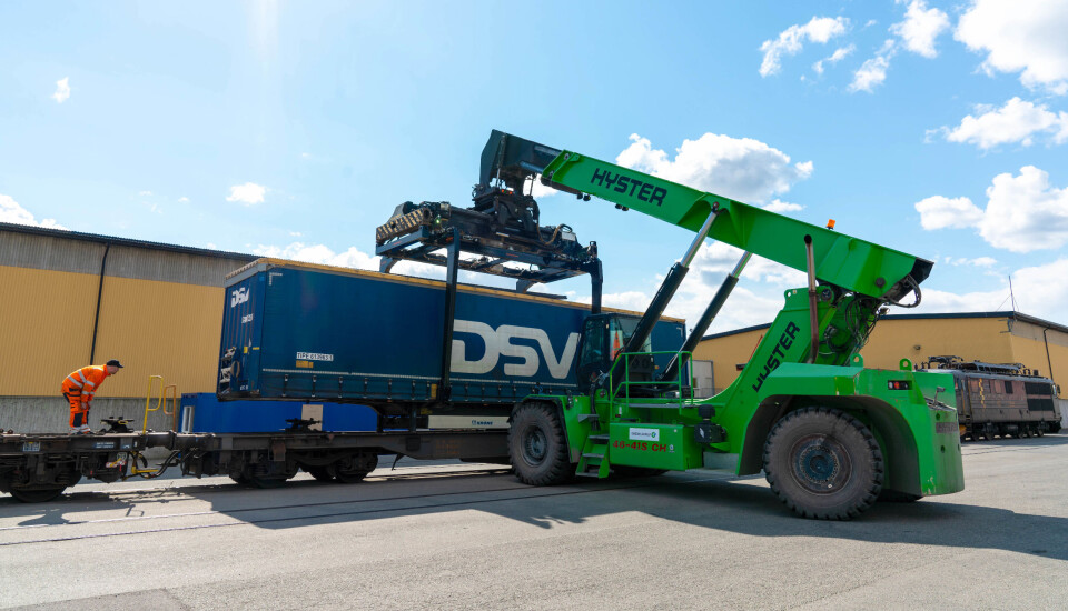 NYTT UTSTYR: - Vi har investert i nytt losseutstyr samt et kombinert løfteåk som sørger for å få semihengerne over på togene, forteller branch manager hos Greencarrier, Terje Alm.