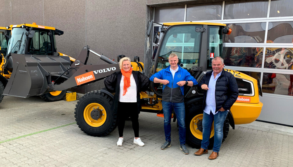 Nina Aasland (Konsernleder Naboen), Tor Anders Skjæveland (Distriktssjef Volvo Maskin) og Jone Ølberg (Fleetmanager Naboen) med «korona-håndtrykk» på avtalen.