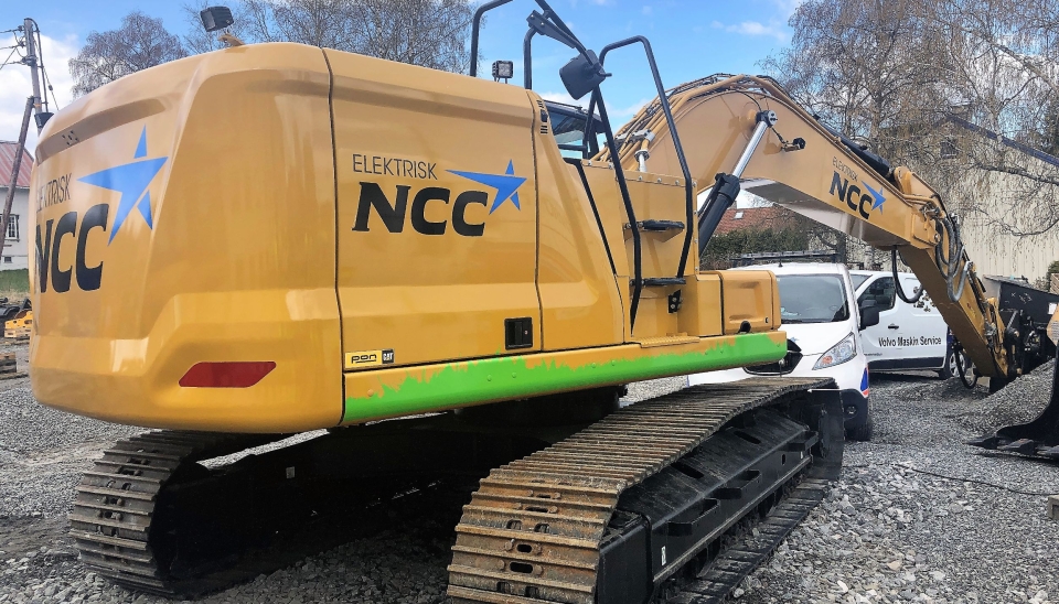 Helelektrisk Cat-graver som benyttes under sykkelveiprosjektet.