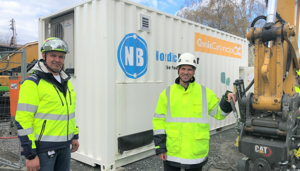 NCCs områdesjef i Oslo Svein Nilsplass (t.v.) og Jannik Stanger i EST Nordic tester ut hurtiglading fra en mobil 390 kWh batteribank for de av helelektriske anleggsmaskinene under byggingen av ny sykkelvei i Enebakkveien i Oslo.