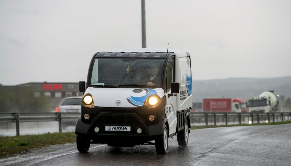MOPED: Selv om du er 17 år og ikke har lappen på bil finnes det løsninger! Dag Andre Bergan Hæhre (17) har mopedbil som firmabil hos Kristoffersen AS i Hokksund.