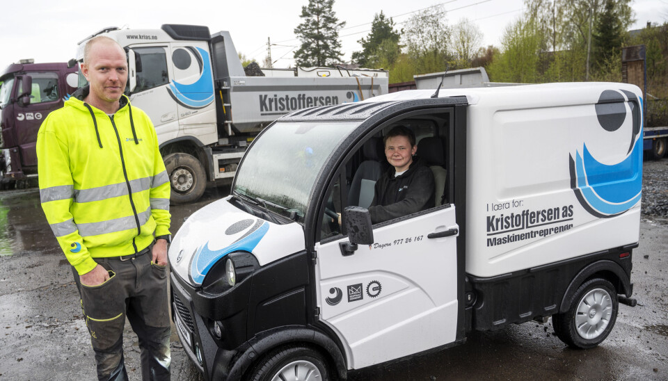 SELVHJULPEN: Dag Andre Bergan Hæhre (17) slipper å bli kjørt ut på jobb av sjefen Sven Kristoffersen etter at han fikk mopedbilen.