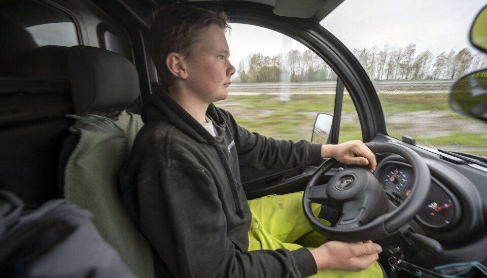 KOMFORT: Dager’n har nesten tre mils vei på jobb. I mopedbilen er det varmeapparat, radio og det meste annet 17-åringen trenger og ønsker seg.