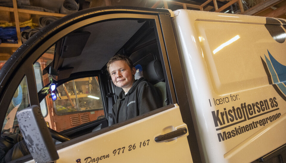 I LÆRA: Over firmalogen på siden av mopedbilen til Dager’n står det «I læra for».