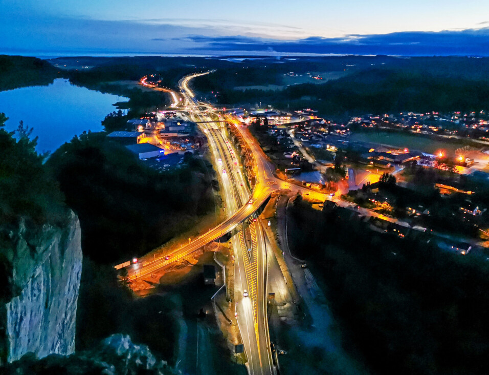 NY VEI: - Veinettet skal bli digitalt, påpeker vegdirektør Ingrid Dahl Hovland. Her oversiktsbilde fra Rugtvedtkrysset på E18 ved Stathelle i Vestfold og Telemark. Foto: Nye Veier / Yvonne Rognan