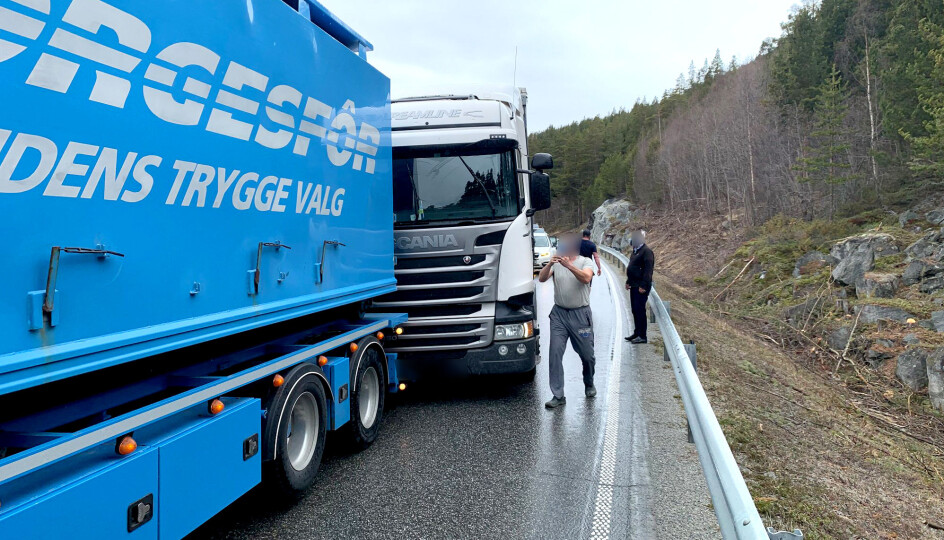 Den ukrainske sjåføren i joggebukse og grå t-skjorte er her i ferd med å ta bilder/filme etter hendelsen.