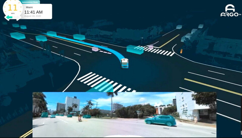 KJØRER: Bilen har funnet en luke i trafikken og kan krysse veien. KJØRER: Bilen har funnet en luke i trafikken og kan krysse veien.