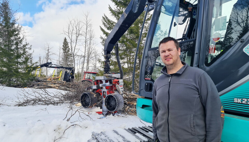 FORNØYD: - Hogstløsningen funger bra, sier Tor Emil Nilsen som kjører Kobelco-hoggern. (Foto: Tommy Nilsen AS)