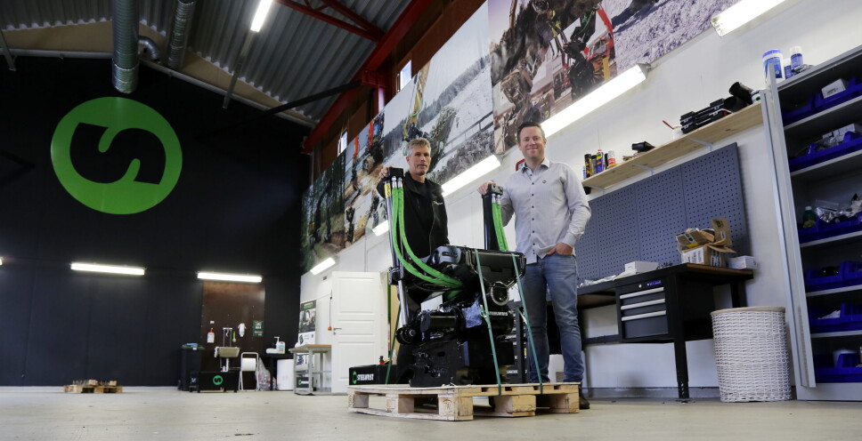 HAR FLYTTET INN: Tekniker Roy Rogstadmoen (t.v.) og daglig leder Stian Zachariassen i verkstedet/lageret i de nye lokalene til Steelwrist Norge AS. Foto: Klaus Eriksen