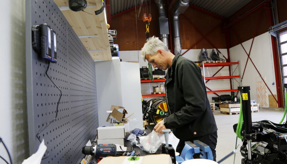 MYE PÅ VEIEN: Tekniker Roy Rogstadmoen er mye på veien og har masse utstyr i servicebilen sin, men det er godt å ha et hovedkontor å dra til også. Foto: Klaus Eriksen