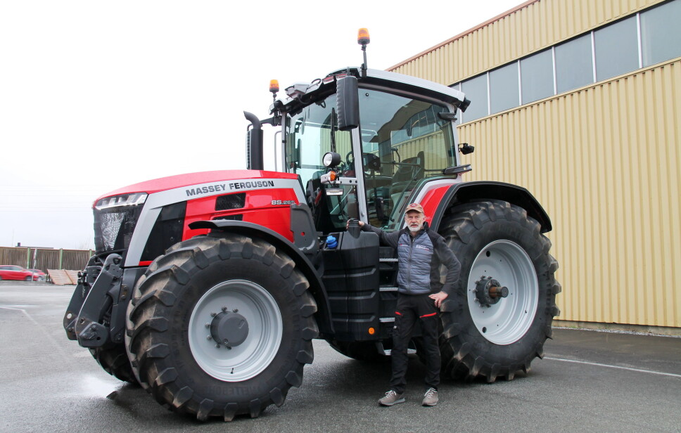 ANLEGG: - Den største modellen i 8S-serien, 265, er en typisk anleggstraktor, sier Ole Jakob Rustad, produktansvarlig/Massey Ferguson i Eikmaskin AS. (Fotos: Eikmaskin AS)