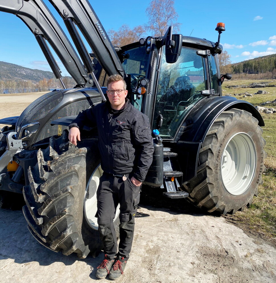 TESTET: Nils Sand, produktansvarlig/Valtra i Eikmaskin AS, her ved nye Valtra N175 som han har testet under våronna hjemme på gården i Søndre Land. Foto: Privat