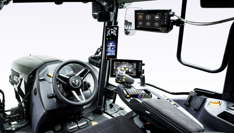 Nye Valtra N-serie lansert i april 2021. En av de mest synlige endringene i de nye N-modellene er skjermen på A-stolpen. Den erstatter det tradisjonelle instrumentpanelet på dashbordet.