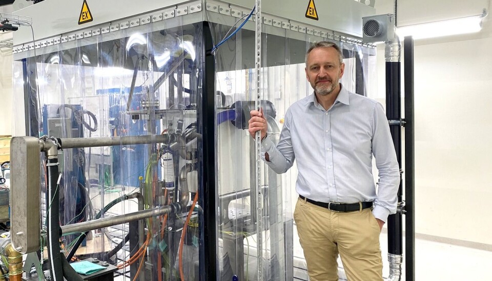 TESTLAB: - Denne testlaben for hydrogen og brenselcelle skal bidra til å utvikle løsninger for maskiner, og også hvordan hydrogen kan produseres grønt, sier Toni Hagelberg som er leder for bærekraftig energi i Volvo CE. Foto: Volvo CE