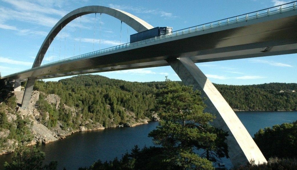 Den kjente E6-brua på Svinesund er det fremste symbolet på grensen mellom Norge og Sverige. Det samme er bompengeinnkreving. Innkrevingen er nå avsluttet.