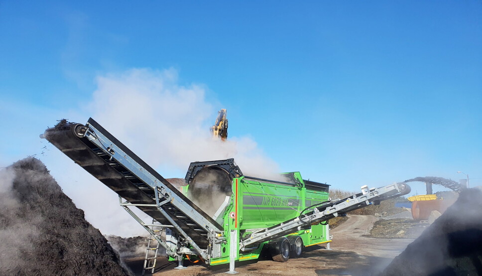 TROMMELSIKT: Neuenhauser NH6020 elektrisk trommelsikt i aksjon. Den 5,5m lange og 2m brede siktetrommelen med innvendig medbringer er utstyrt med 20x20 sikt til sikting av jord og kompost. En smart hydraulisk justerbar rengjøringsbørste holder sikteåpning åpen selv om massen er bløt og klebrig.