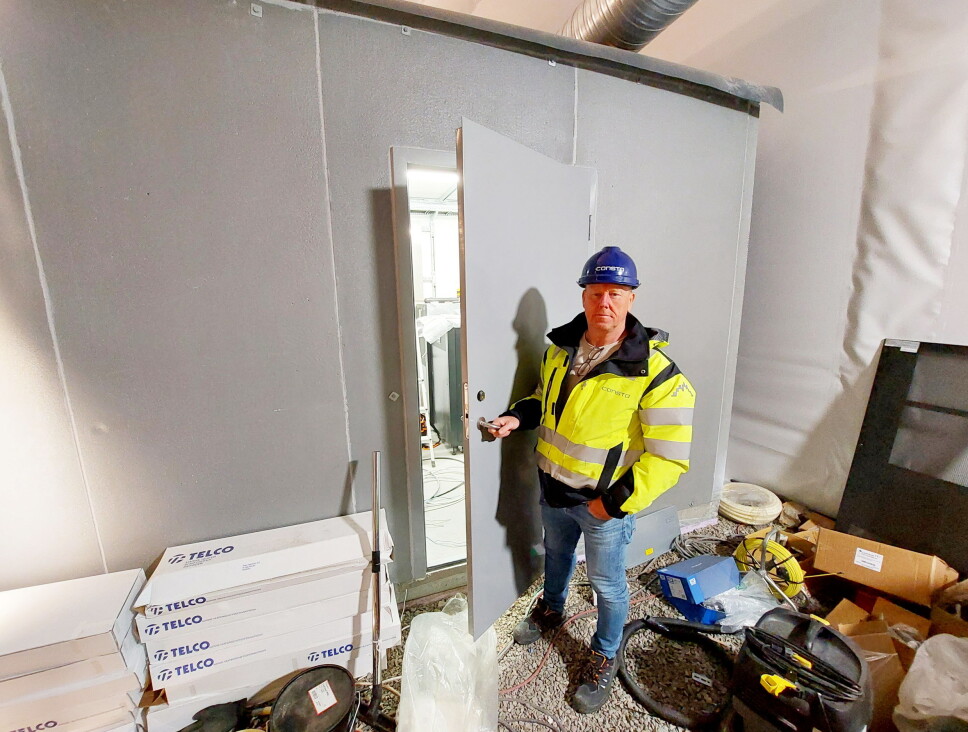 KLART: Consto-prosjektleder Jan Atle Einerkjær viser stolt frem det nye tekniske bygget til glassheisen i Arendal. Foto: Foamrox