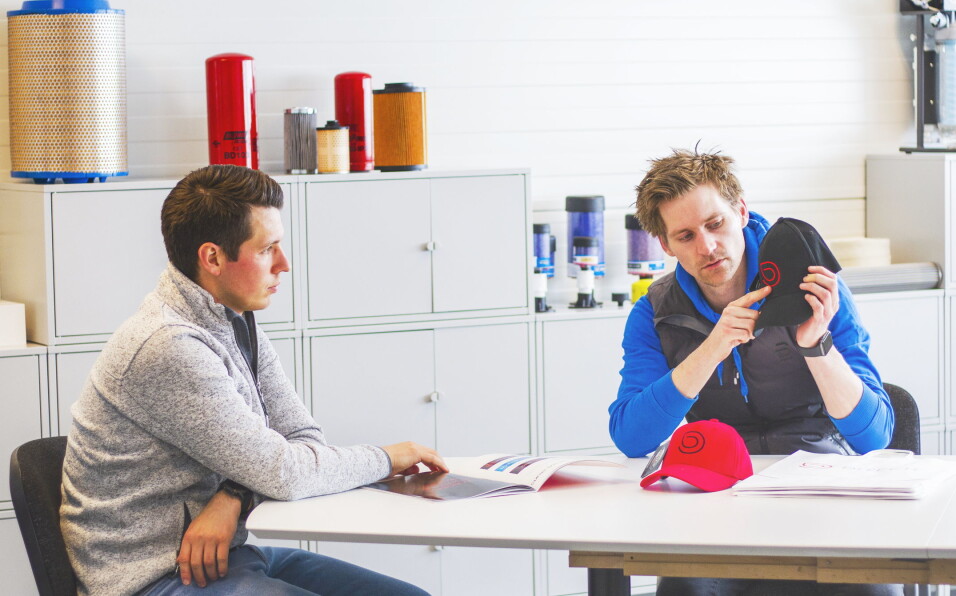NYTT UTTRYKK: Ditech har lansert ny logo. Her er daglig leder Morten Andre Karlsen (t.v.) sammen med multimediadesigner Thomas Jørgensen fra Ditt Grafisk. Foto: Ditech