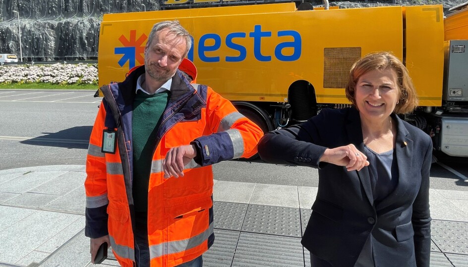 Mesta-direktør Rolf Dale og veidirektør Ingrid Dahl Hovland signerte tre kontrakter for drift av veier på Vestlandet.